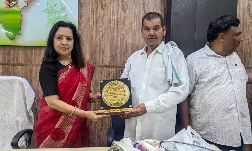 पालिकाध्यक्ष मीनाक्षी स्वरूप ने अनुचर रामेश्वर को विदाई पर किया सम्मानित