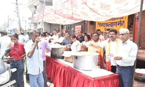 देवबंद में मानव कल्याण मंच द्वारा “नर सेवा नारायण सेवा” के तहत छबील लगाकर राहगीरों को शरबत वितरित किया गया