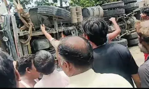 बिलासपुर कट पर पलटा ओवरलोड डंफर, एक की मौत