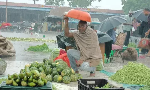 ﻿टीन सैड न होने से सब्जी मंडी में किसान-आढती बेहाल, बारिश में भीगते रहे किसान