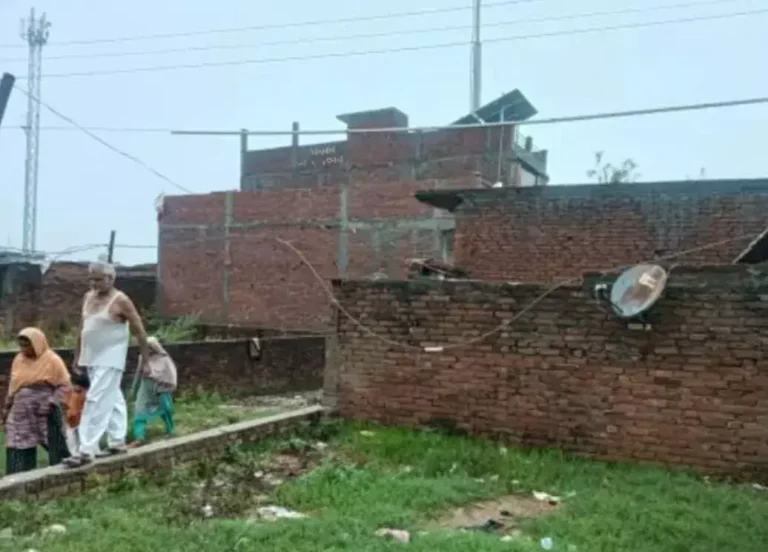 देवबंद में 11000 वोल्ट की बिजली लाइन टूट कर कई मकानों पर गिरी लोगों को घरों से सुरक्षित निकाला, घरेलू सामान जला