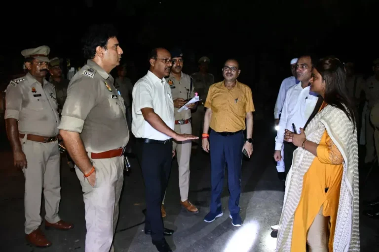 बदहाली-मोबाइल टॉर्च की रोशनी में डीएम ने किया निरीक्षण