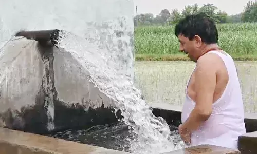 किसान की ट्यूबवैल देख मंत्री कपिल देव को याद आया बचपन, और फिर…
