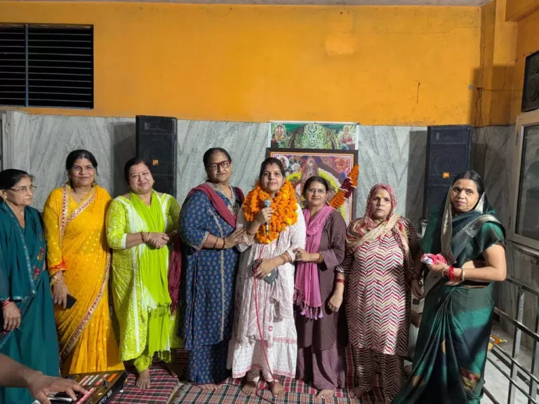 खाटू श्याम संकीर्तन में उमड़े श्रद्धालु, भजनों की गूंज से गूंजा मंदिर परिसर