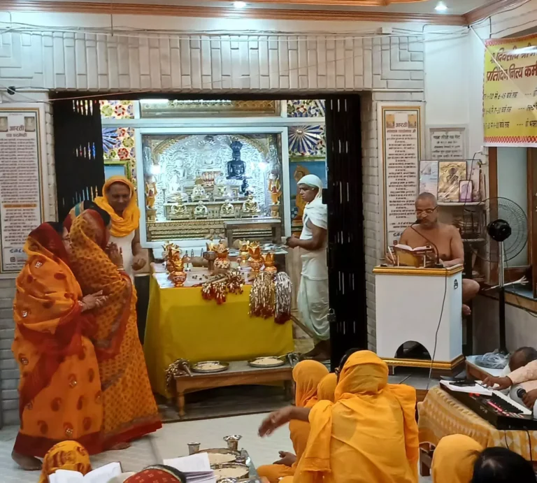 आचार्य श्री 108 अरुण सागर जी महाराज के मार्गदर्शन में भक्तांमर महामंडल विधान के छठे दिन शांतिधारा व प्रवचन का आयोजन