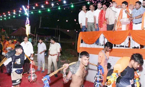यूपी बॉर्डर पर मंत्री कपिल देव अग्रवाल ने शिवभक्तों का पुष्प वर्षा कर किया अभिनंदन