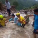 बागेश्वर कपकोट में बादल फटने के बाद SDRF की मदद से नदी पार करते विधायक सुरेश गड़िया, तेज बहाव में बहते गनर को बचाते जवान।