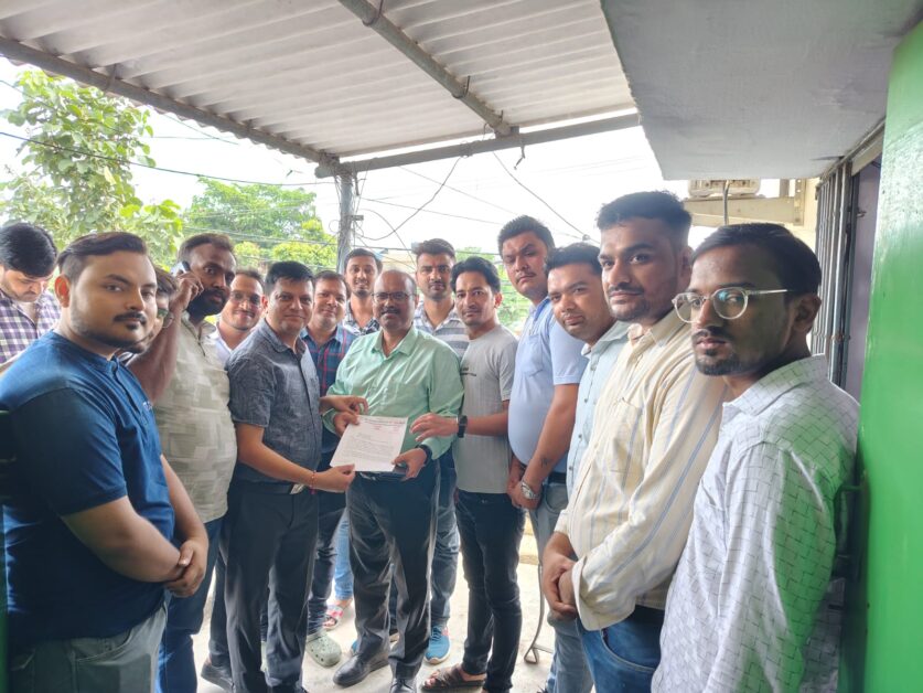 Image Alt Text: A group of Jain Ekta Krantikari Manch Yuva Morcha members submitting a letter to the Khatauli Depot ARM, demanding bus service from Khatauli to Hastinapur, with a backdrop of the historic city of Hastinapur.