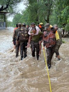 NDRF और सेना की बचाव टीमें पंजाब में बाढ़ प्रभावित क्षेत्रों में राहत कार्य करती हुई।