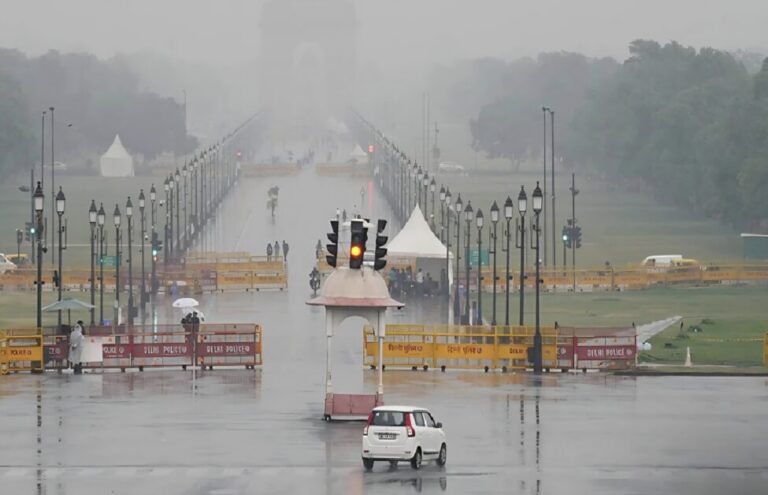 दिल्ली में अगस्त की रिकॉर्ड तोड़ बारिश, सड़कों पर जलभराव और ट्रैफिक जाम से आमजन परेशान