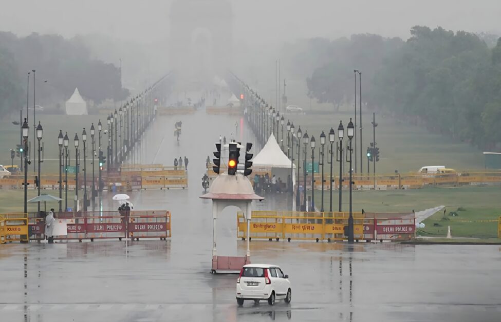 दिल्ली में अगस्त की रिकॉर्ड तोड़ बारिश, सड़कों पर जलभराव और ट्रैफिक जाम से आमजन परेशान