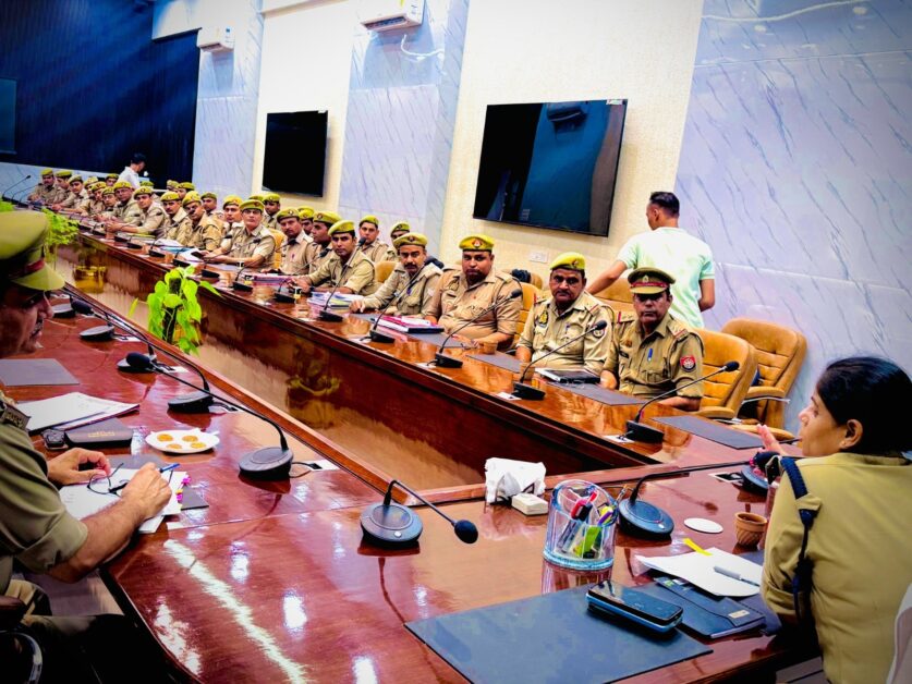 Muzaffarnagar SP Crime Indu Siddharth addressing police officers in a meeting