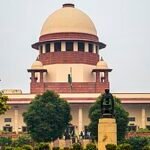 सुप्रीम कोर्ट द्वारा हिमाचल प्रदेश में पर्यावरणीय संकट पर जताई गई चिंता, जजों की टिप्पणी और बाढ़-भूस्खलन से प्रभावित पहाड़ी इलाका।