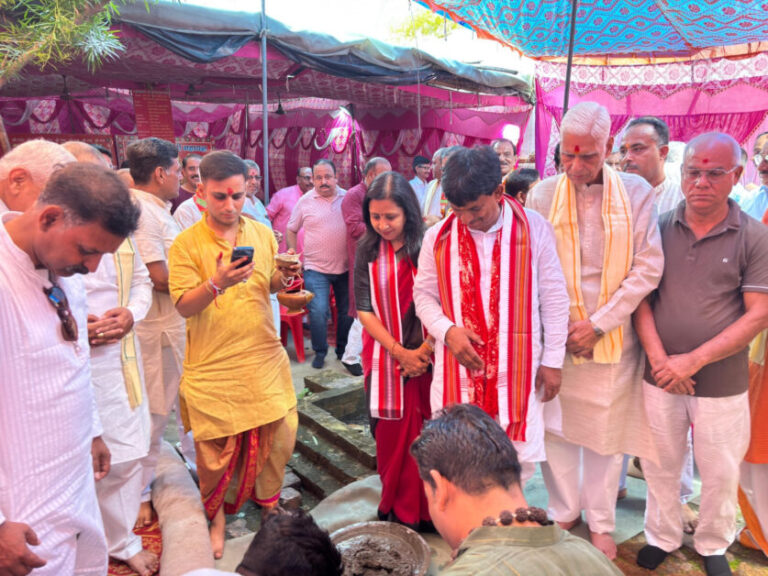 साकेत में बनेगा भव्य मंदिर, भूमि पूजन में उमड़े भक्तजन