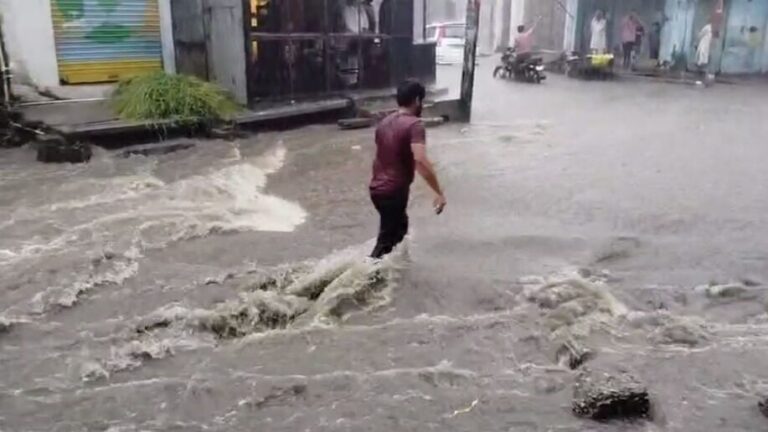 मूसलाधार बारिश बनी आफत, अस्पताल की दीवार ढही