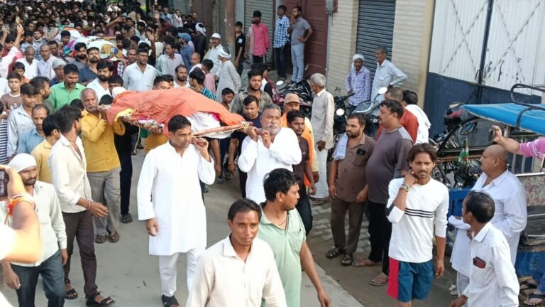 कादिर राणा ने अर्थियों को दिया कंधा, हरेन्द्र, संजीव व राकेश ने जताया दुख