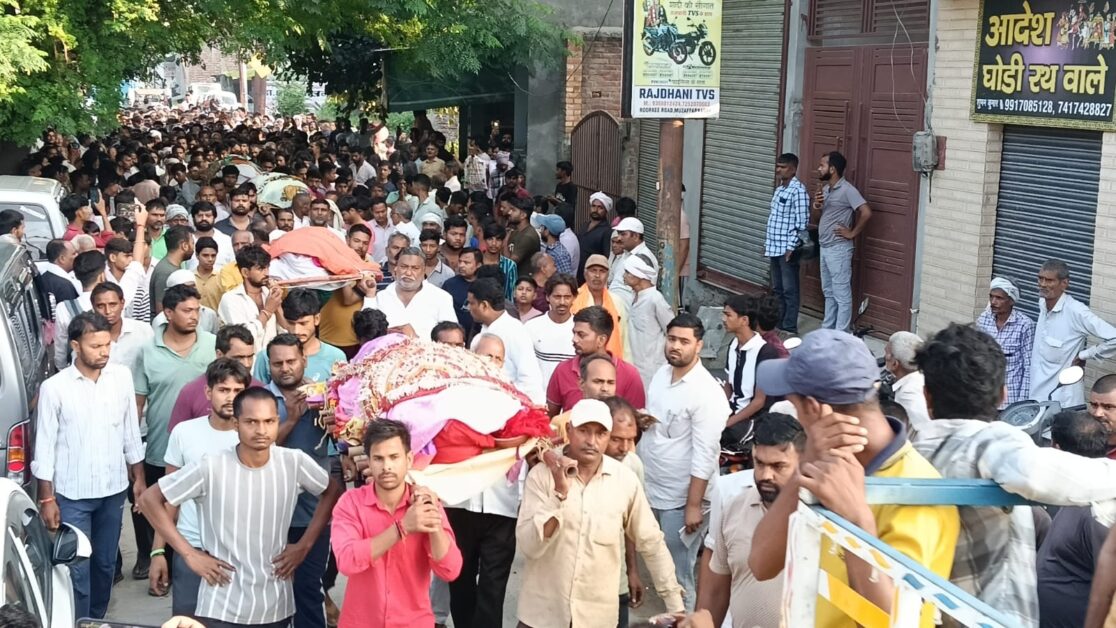 वैष्णो देवी यात्रा के दौरान हादसे में मारे गए सात तीर्थयात्रियों की अर्थियों को कंधा देते लोग