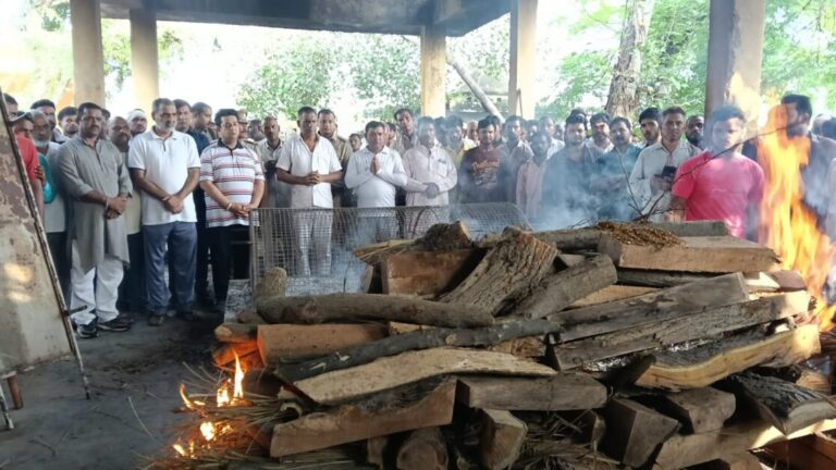 कटरा भूस्खलन में मारे गए मुजफ्फरनगर के सात तीर्थयात्रियों की अर्थियां, गमगीन परिजन और शोकसभा का माहौल