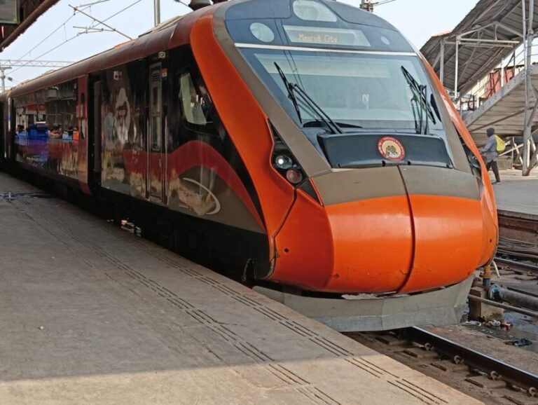 वाराणसी-मेरठ वंदेभारत एक्सप्रेस ट्रेन शुरू: 783 किमी का सफर अब केवल 12 घंटे में