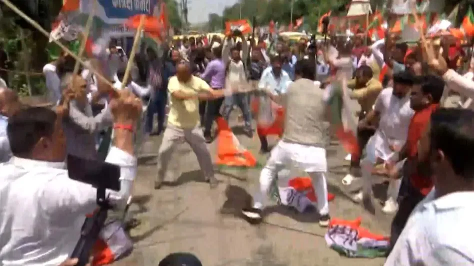 राहुल गांधी की वोटर अधिकार यात्रा में PM मोदी को गाली देने पर भिड़े कांग्रेस-बीजेपी कार्यकर्ता