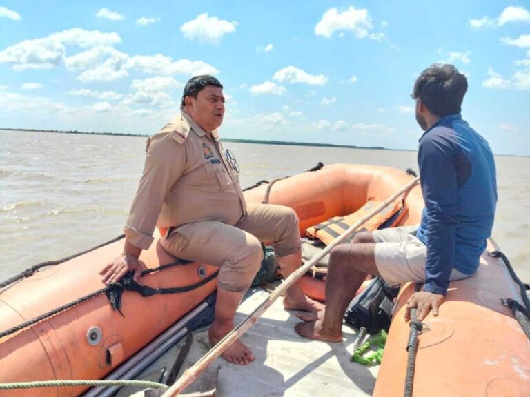 लखीमपुर खीरी में 20 लोगों से भरी नाव शारदा नदी में पलटी….पिता-पुत्री पानी में बह गए