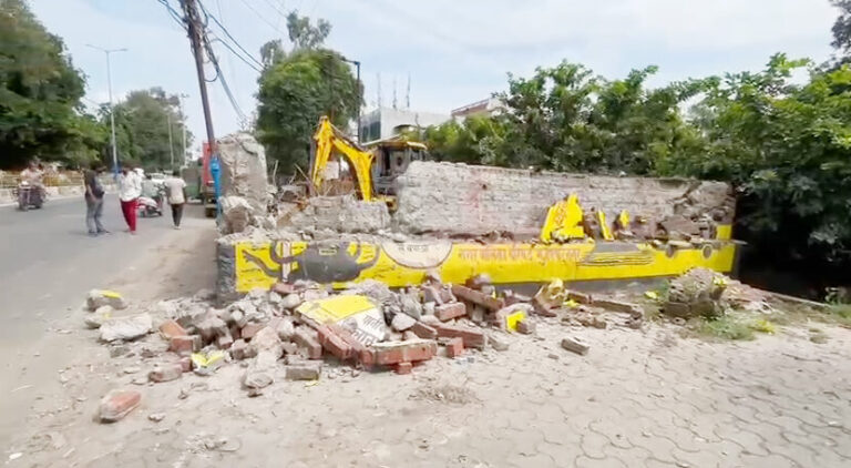 डीएम आवास के सामने कूड़ा डलावघर ध्वस्त, अब नहीं डलेगा कूड़ा