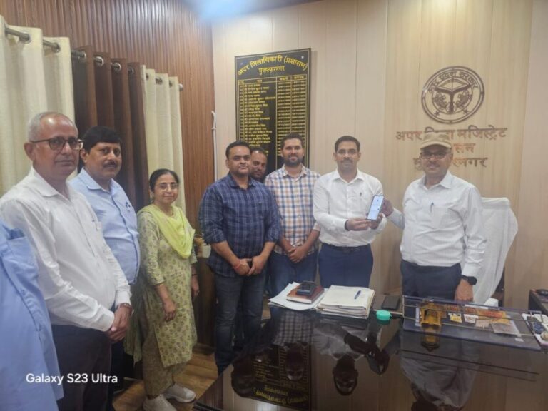 कलेक्ट्रेट कर्मियों ने पंजाब बाढ़ राहत के लिए दी एक लाख की राशि