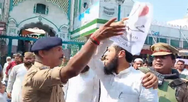 जुमे की नमाज के बाद लहराया ‘आई लव मोहम्मद’ का पोस्टर 