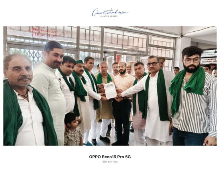 मुजफ्फरनगर-अफसरों की अनदेखी से नाराज किसानों ने घेरा विकास भवन