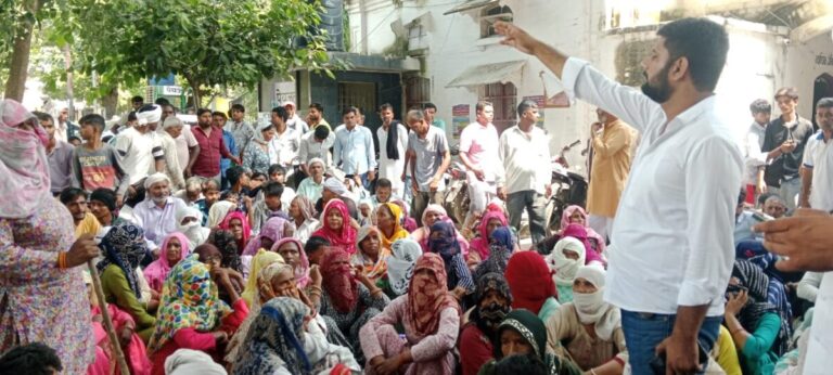 मुजफ्फरनगर-60 घंटे से लापता छात्र का सुराग नहीं, ग्रामीणों ने कलेक्ट्रेट को घेरा