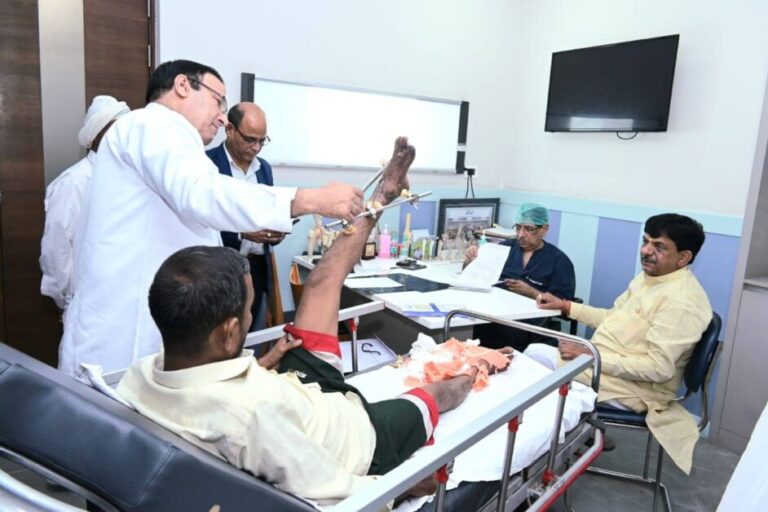 वैष्णो देवी हादसाः मंत्री कपिल देव ने अजय को वर्धमान में भर्ती कराया