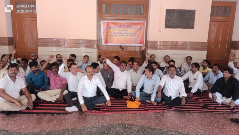 पालिका में हड़तालः दूसरे दिन भी काम बंद, आउटसोर्स कर्मी काम पर लौटे