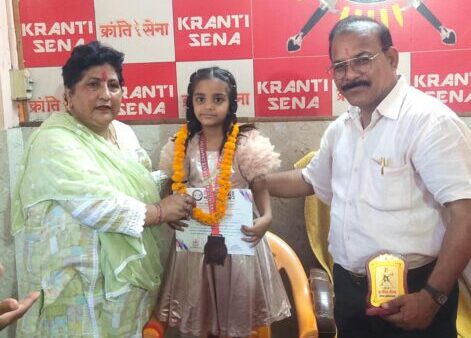 ललित मोहन ने नन्हीं कराटे चैंपियन काव्या को किया सम्मानित
