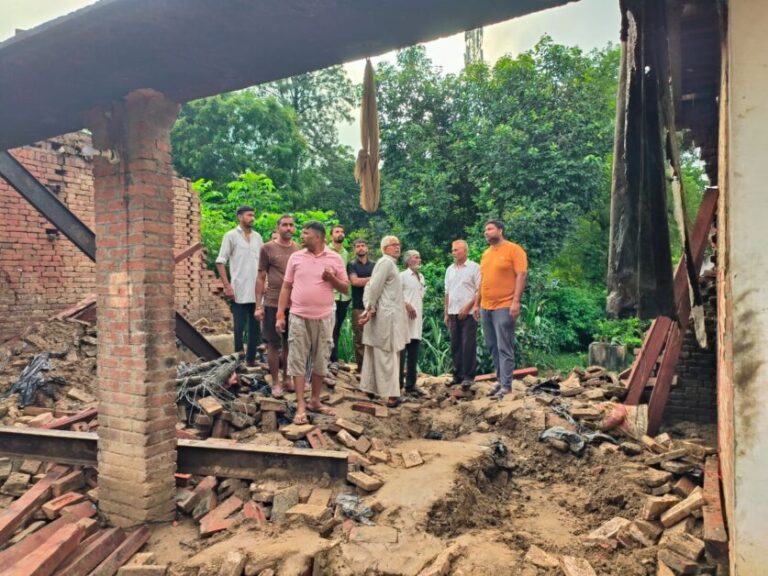 मकान गिरने से पूरा परिवार दबा, तीन गंभीर – दो पशुओं की मौत