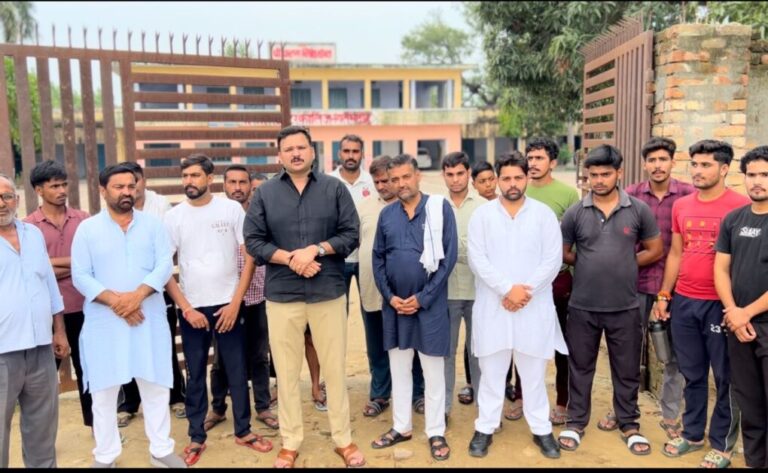 नंगला मंदोड़ इंटर कॉलेज और मिनी स्टेडियम की उपेक्षा पर भड़के लोग, पैदल यात्रा की दी चेतावनी