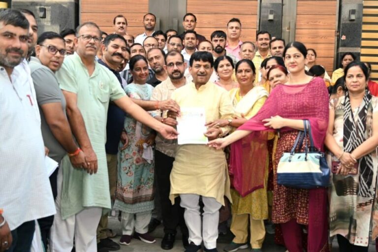 सुप्रीम कोर्ट के आदेश के खिलाफ शिक्षकों ने की अध्यादेश लाने की मांग