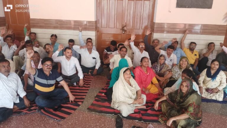 नगर पालिका परिषद में वेतन विवाद में कामबंद 