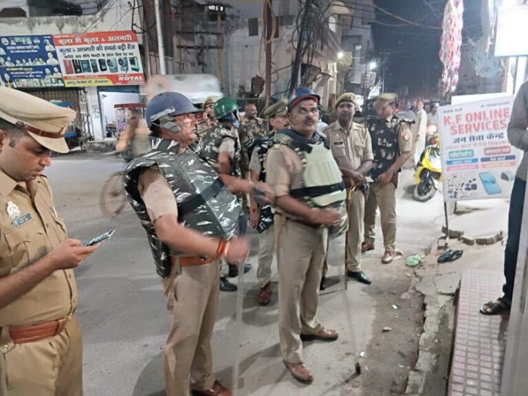 देवबंद में संवेदनशील इलाकों में पुलिस का फ्लैग मार्च, शांति बनाए रखने की अपील
