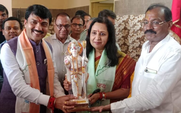 नगर पालिक अध्यक्ष मीनाक्षी स्वरूप ने रामलीला ध्वज यात्रा का कराया शुभारंभ