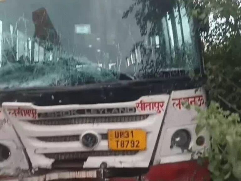 लखीमपुर खीरी बस- वैन टक्कर: 5 की मौत, कई गंभीर घायल