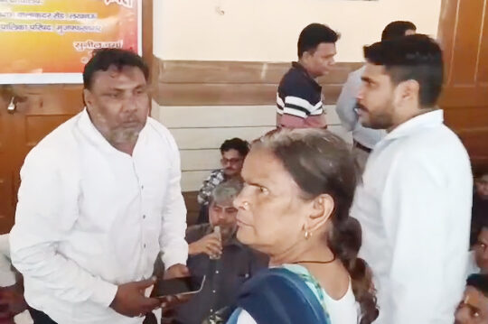 पालिका हड़तालः कर्मचारियों के धरने पर अध्यक्ष से भिड़ गई महावीरी