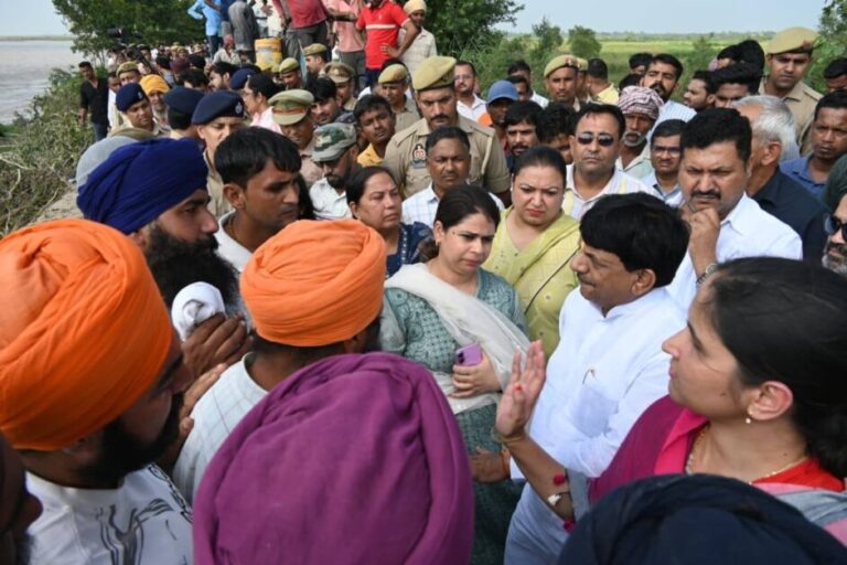 बाढ़ से जूझते बिजनौर की सुध लेने पहुंचे मंत्री कपिल देव