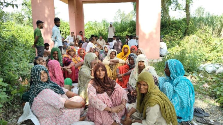 श्मशान की भूमि पर अवैध कब्जे के खिलाफ प्रदर्शन