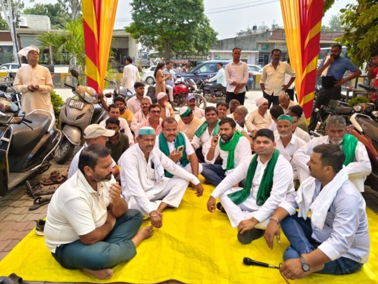 मुआवज़े की मांग को लेकर भाकियू कार्यकर्ताओं ने दिया धरना