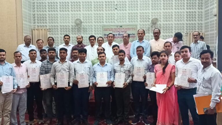 मुजफ्फरनगर-चयनित अनुदेशकों को मिला नियुक्ति पत्र, परिवारों में जश्न का माहौल