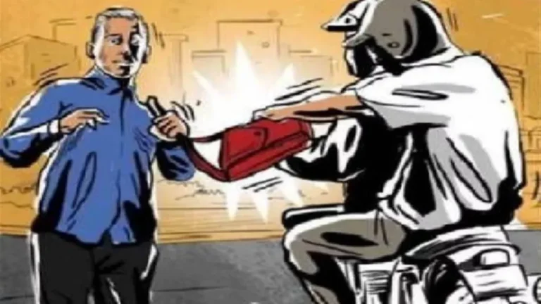 घर लौटते युवक की कनपटी पर लगाई पिस्टल, बाइक-नकदी लूटी