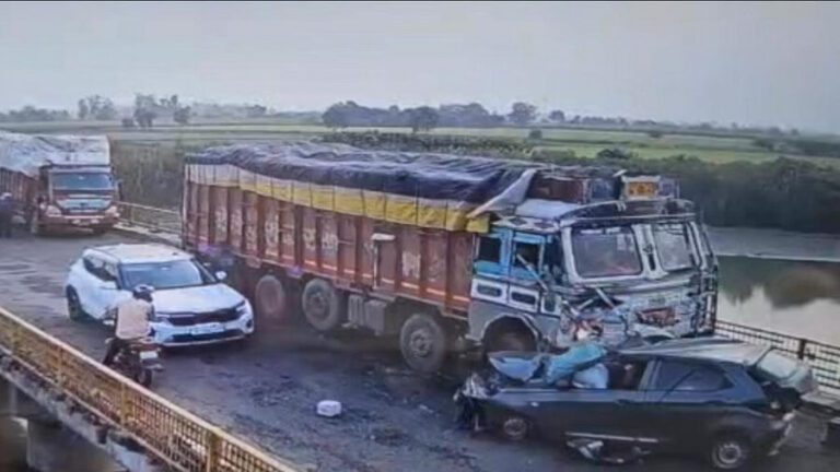 मुजफ्फरनगर-100 की स्पीड से ट्रक से टकराई कार, दो की मौत