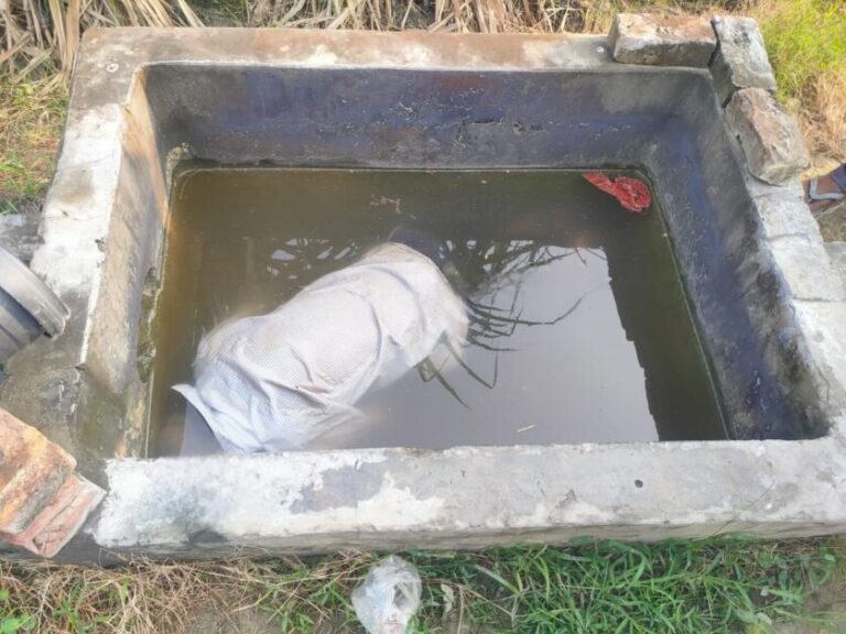 डूबकर मर गया मजदूर पिता, बेटियों ने लाश पर आने से किया इंकार