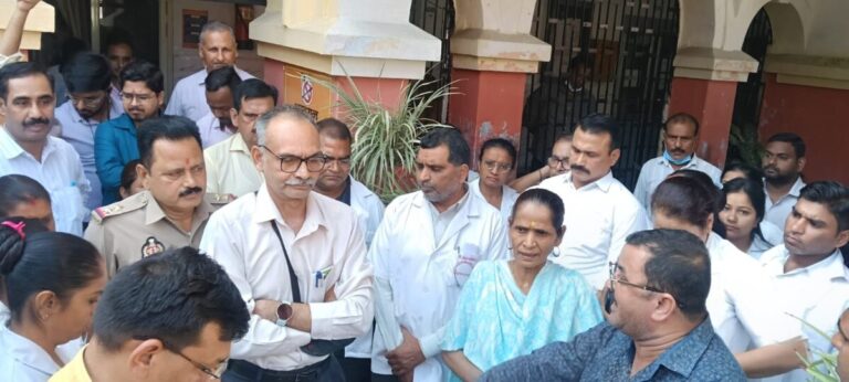मुजफ्फरनगर-महिला सर्जन के खिलाफ जिला अस्पताल में हड़ताल