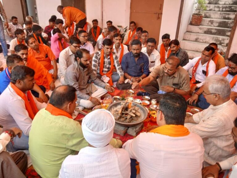 विजयदशमी पर शिवसेना ने किया शस्त्र पूजन, हिंदू समाज को शस्त्रधारी बनने का आह्वान